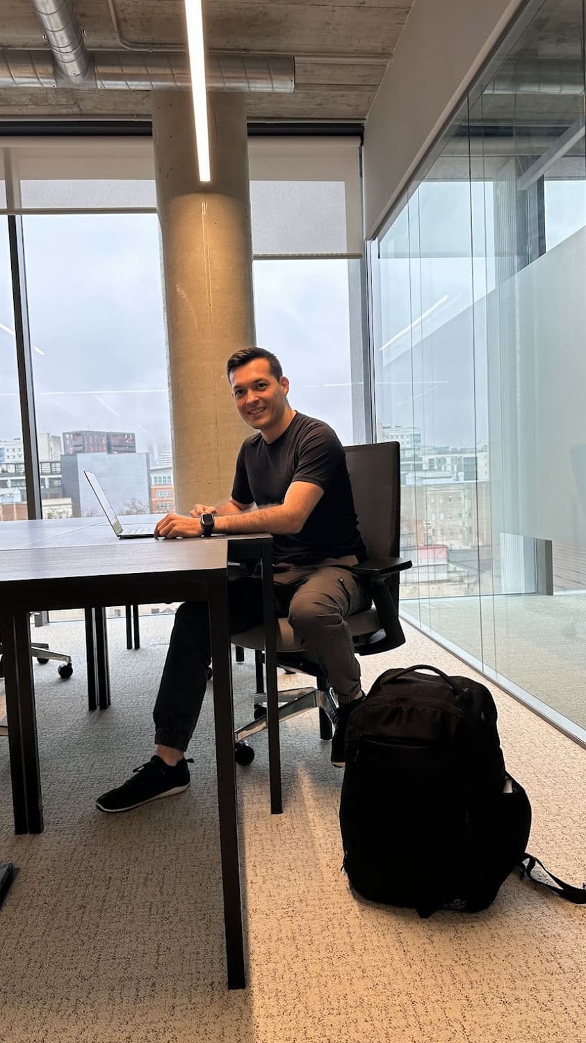 Ricardo trabajando desde cualquier lugar